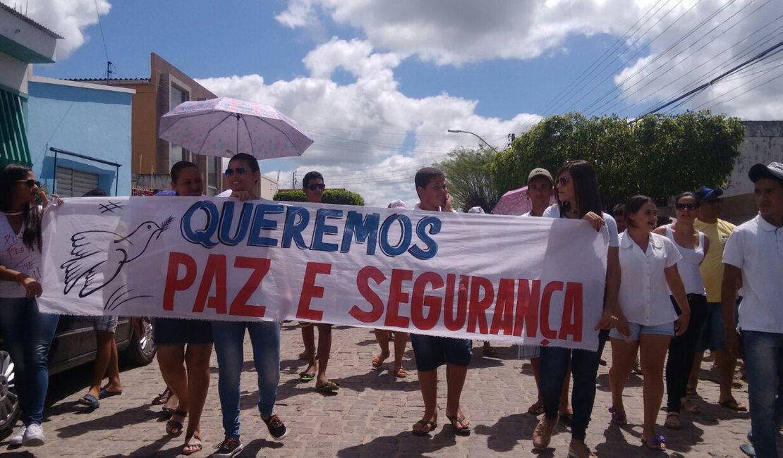 Povo volta a se manifestar contra a falta de segurança no Sertão alagoano
