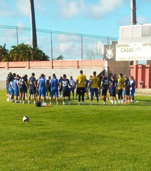 Concentrado e tudo fechado: CSA volta a treinar no Estádio Nelson Peixoto Feijó