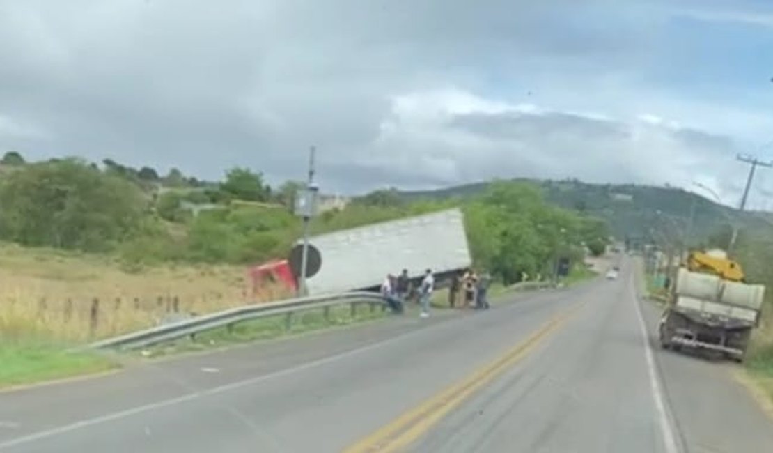 Motorista perde o controle e sai da pista em Palmeira dos Índios