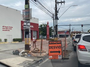 Moradores e comerciantes cobram conclusão de obra da Algás na Av. Rotary