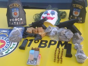 PM apreende máscara do Coringa, armas e drogas em ‘estoque’ de facção criminosa