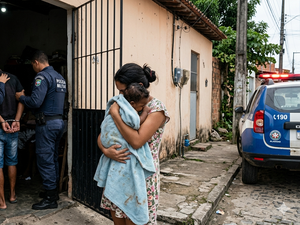 Homem é preso após agredir esposa com socos e tapas enquanto ela segurava bebê