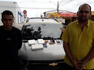 Dupla é presa em flagrante com 3kg de cocaína, arma e dinheiro 