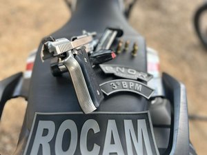 [Vídeo] Acusado de dois homicídios em Igaci é preso com moto roubada e revólver em Craíbas