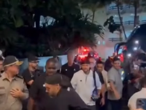Neymar é recebido com carinho por fãs e torcedores em hotel de Maceió