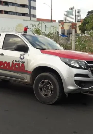 Homem é preso na Ponta Verde após ameaçar jogar esposa de varanda