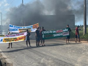 [Vídeo] Manifestantes bloqueiam Av. Rota do Mar contra apreensão de suínos em Maceió