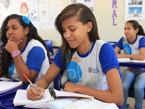 AL firma convênio com Governo Federal para ampliar escolas em tempo integral no Estado 