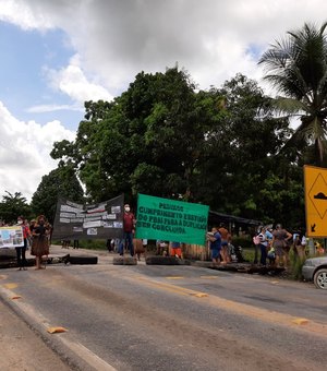 Indígenas da aldeia Wassu Cocal protestam na BR-101, em Joaquim Gomes
