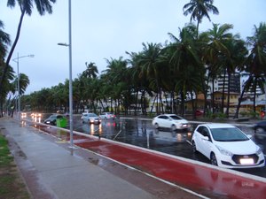 Homem tem moto furtada logo após estacionar na orla de Ponta Verde