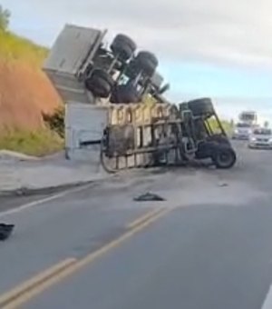 Carreta tomba em ladeira da AL-101 próximo ao Gunga e motorista é resgatado por populares