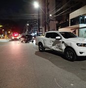 [Vídeo] Carro capota após batida na Ponta Verde e deixa três feridos