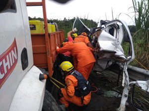 [Vídeo] Colisão entre caminhão e carro de passeio deixa vítima fatal em São Luís do Quitunde