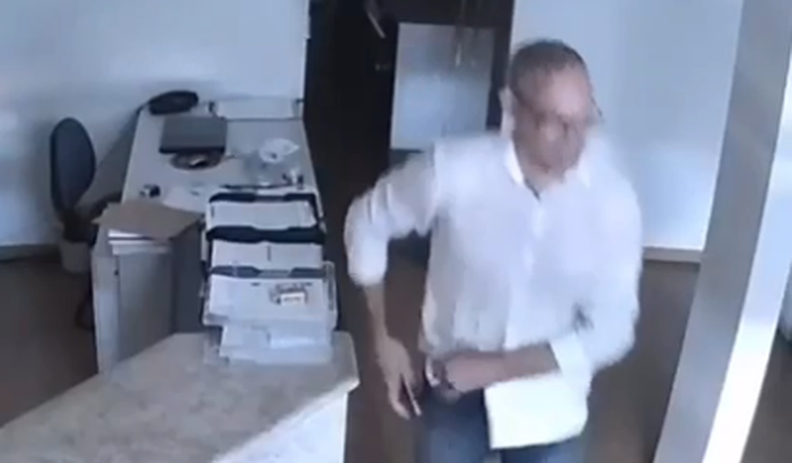 [Vídeo] Homem é flagrado furtando celular de loja em Maceió 