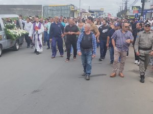 [Vídeo] Corpo de sargento PM que morreu em acidente é sepultado em Arapiraca