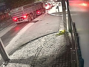 Câmera mostra momento em que idosa é atropelada por carreta no bairro do Poço