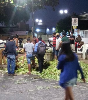 [Vídeo] Arapiraquenses se aglomeram para comprar milho na véspera de São João