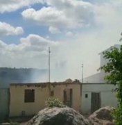 [Vídeo] Fogo em vegetação atinge residências e causa transtornos aos moradores da Vila Bananeiras