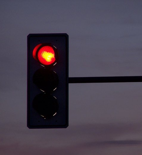 Avanço de semáforo vermelho é permitido em Maceió durante a madrugada