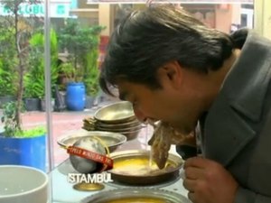 Zeca Camargo come cabeça, língua e pés de carneiro no 'Vídeo Show'