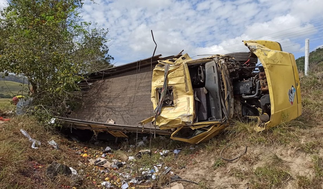Caminhão tomba e deixa motorista em estado grave em Maribondo