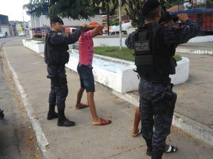 Dupla é presa com pedras de maconha em praça na cidade de Viçosa