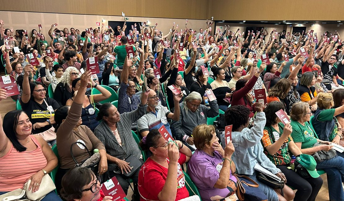 Assembleia do Sinteal define continuidade da greve na rede estadual de educação