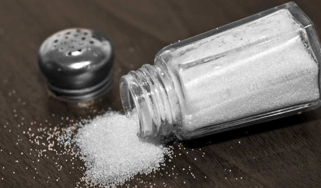 Brasileiro consome quase o dobro de sal recomendado pela OMS