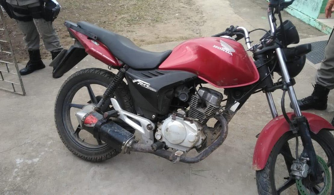 Jovem é preso em flagrante com motocicleta roubada em Atalaia