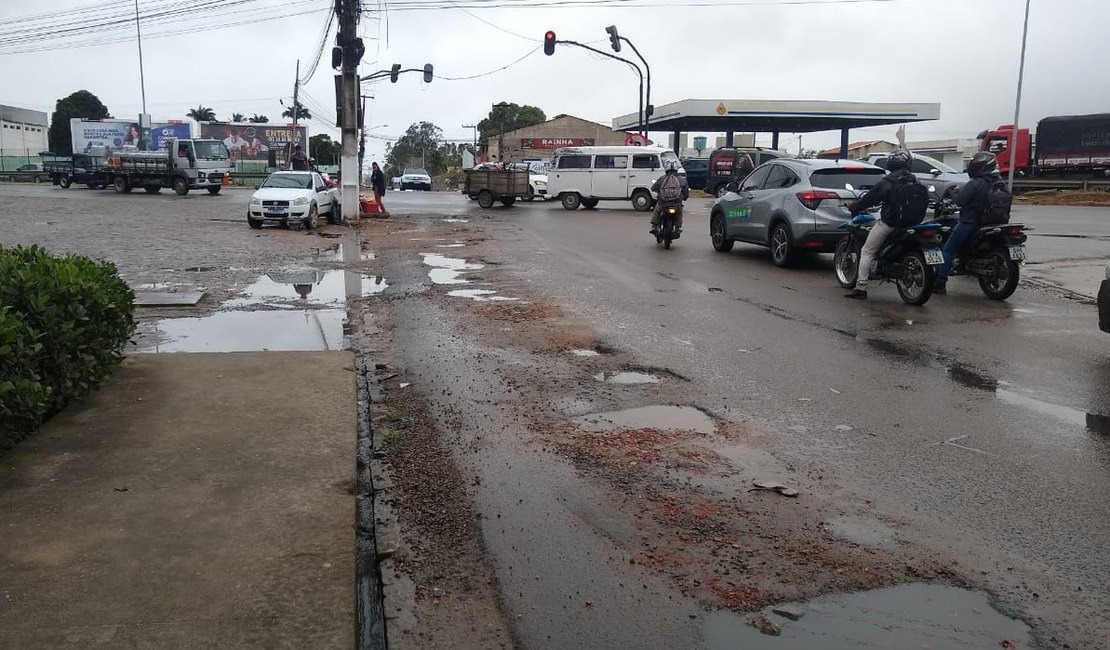 [Vídeo] Jogo de empurra entre prefeitura e Casal sobre recomposição do asfalto na Avenida Pio XII já dura mais de dois anos