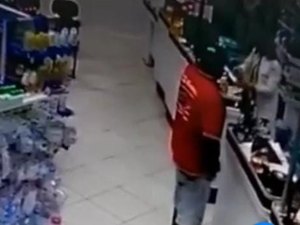 Homem simula estar armado e assalta farmácia, no Centro de Arapiraca
