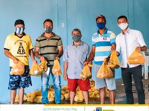 Prefeitura distribui peixes e alimentos típicos da semana Santa para mil famílias em Igaci