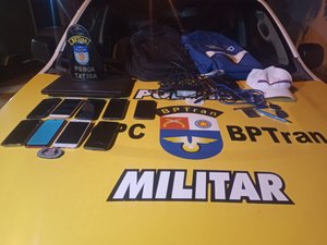 Suspeitos de assaltar PM abandonam carro com marcas de tiros na Pajuçara