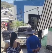Falha nos freios faz veículo carregado de água atingir loja em Santana do Ipanema