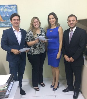 Marcelo Beltrão e prefeita eleita de Jequiá da Praia recebem recomendações do MPE