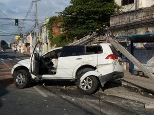 [Video] Veículo em alta velocidade invade calçada, atropela pedestre e derruba poste