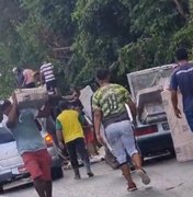 Caminhão com móveis tomba na BR-101, em Flexeiras; carga é saqueada