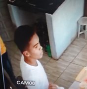 [Vídeo] Câmera de segurança flagra assalto a padaria em Maceió