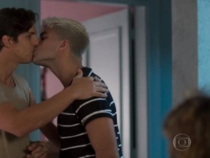 Ator de Bom Sucesso comemora beijo gay: 'É a vida como ela é' 
