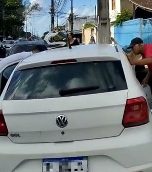 Motorista passa mal e colide contra poste na Av. Sebastião Corrêa da Rocha