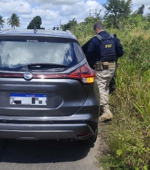 PRF prende homem com veículo roubado e sinais adulterados em Maribondo