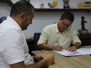 Prefeito Pino assina convênio para construção de estádio em Campestre