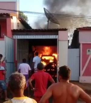 [Vídeo] Agreste: Carro e moto pegam fogo dentro de residência