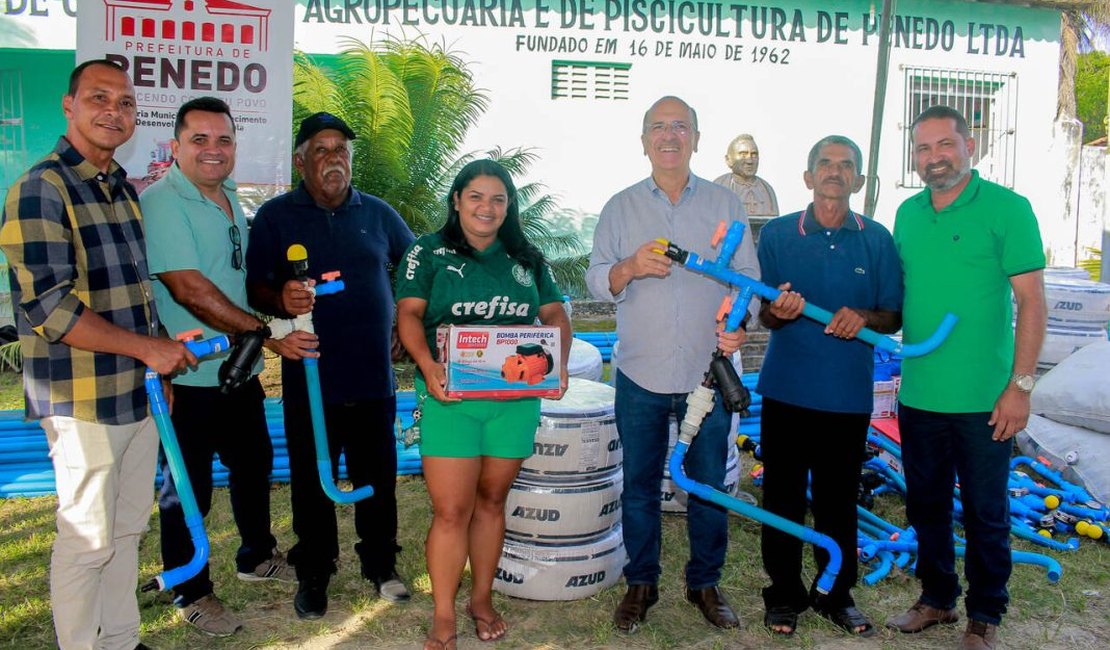 Ronaldo Lopes entrega kits de irrigação destinados pelo Deputado Paulão para agricultura familiar em Penedo