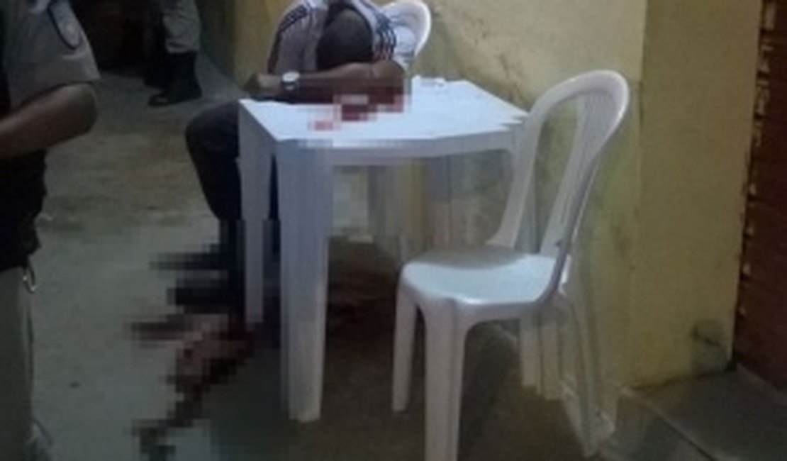 Homem é assassinado a tiros em lanchonete