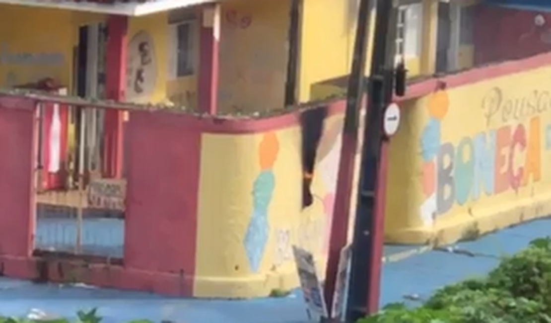 Moradores registram incêndio em fiação de poste na Cruz das Almas
