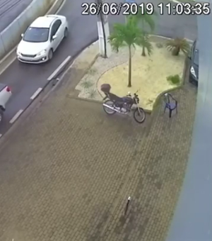 Vídeo mostra queda de motociclista no viaduto João Lyra, em Maceió