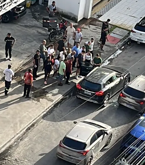 Vídeo mostra momento em que homem sofre atentado a tiros dentro de carro na Ponta Verde