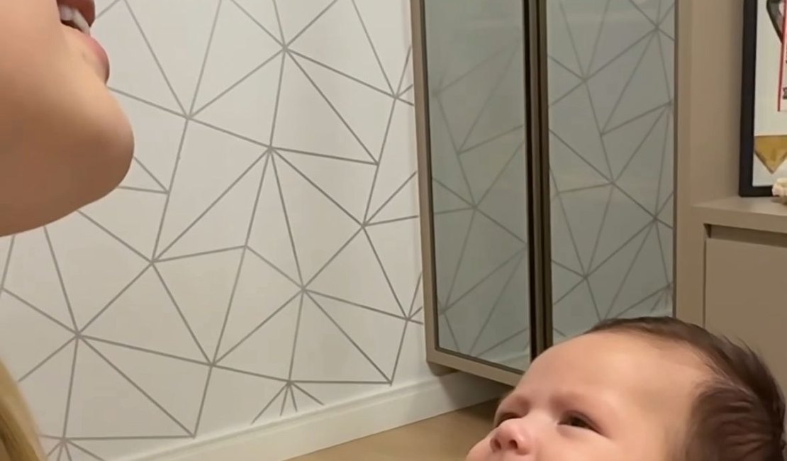 Reação de bebê ao ouvir mãe cantando emociona e viraliza nas redes sociais