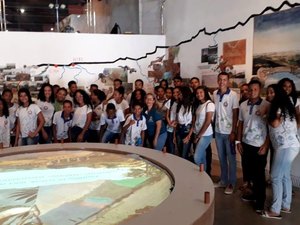 Alunos de escolas estaduais ampliam conhecimentos na Bienal do Livro